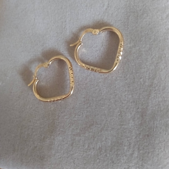 14 KT Yellow Gold Heart Earrings - Picture 3 of 5